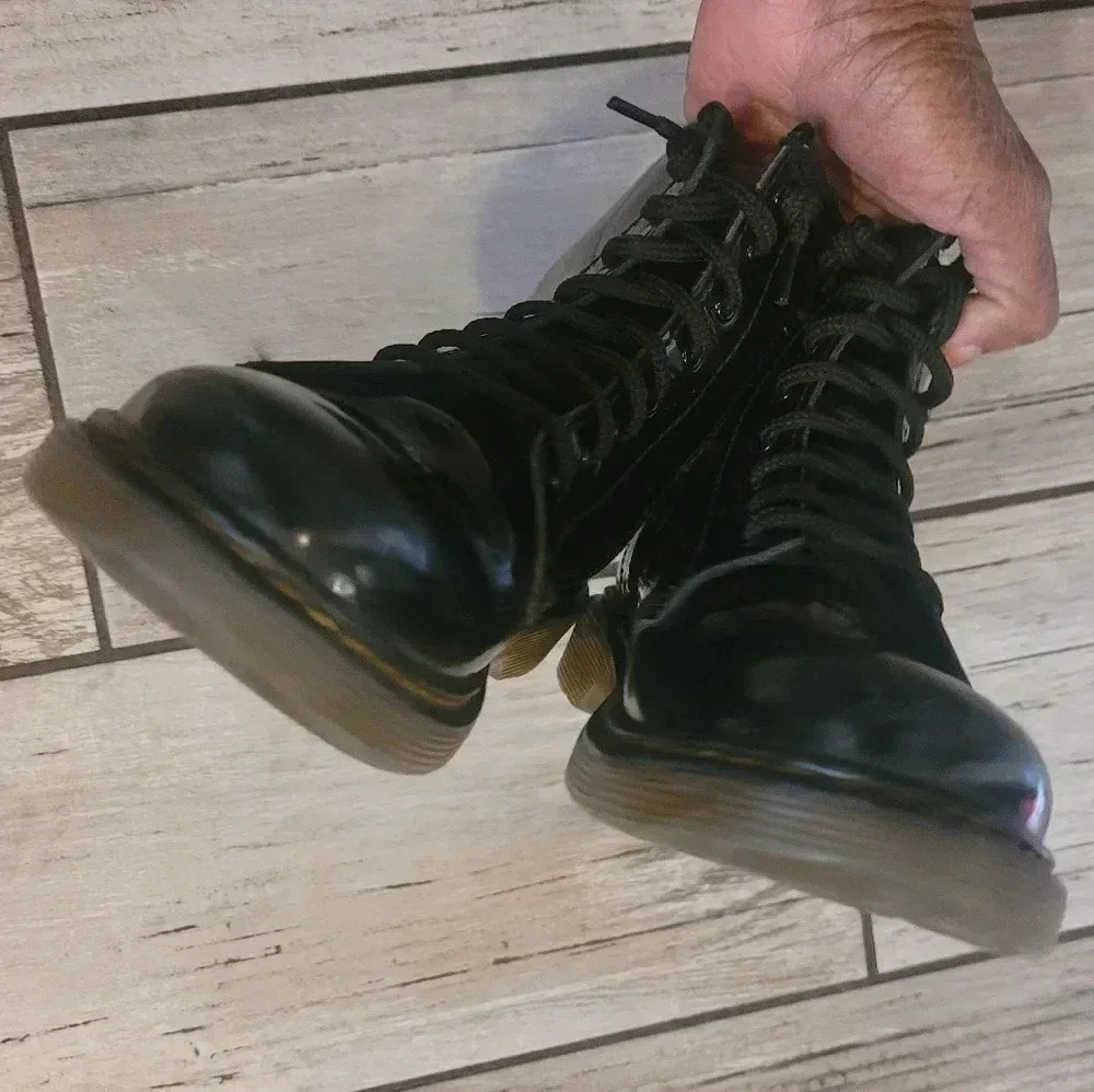 DR. MARTENS 1460 AirWair black patent leather 8 eye lace-up zipper boots Size 3